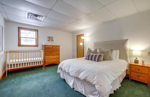 Porch and Views Queensbury Three Family Lakehouse - Foto 12