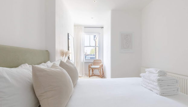 Sleek Scandi-inspired 2BD Flat, Fulham - Foto 4, Habitación