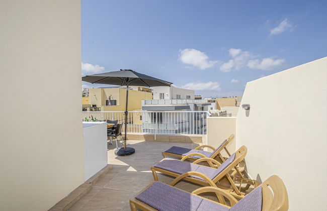 Summer Breeze Penthouse with large Terrace and Hot Tub by Getaways Malta - Foto 14