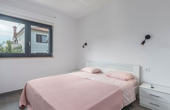 Villa in Novigrad With Private Pool and Beach - Photo 2