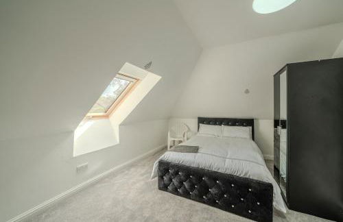 Modern 4-Bed Retreat in Prestwich, Perfect for Weekend Getaways - Foto 13