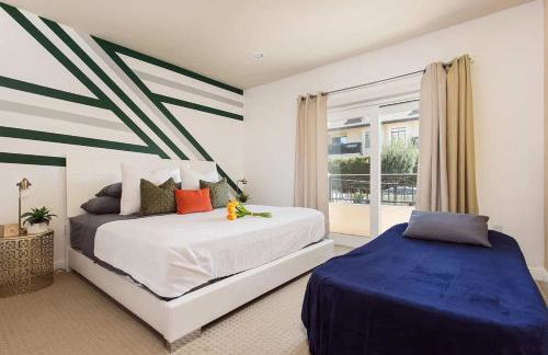 Stylish Home Prime Location with Fireplace & Patio - Foto 18