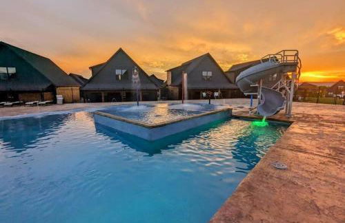 The Luxx - ALL NEW / 4 BD / Poolside / Hot Tub / Lake View - Foto 40