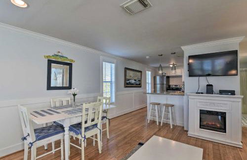 Steps to Beach! Surf Cottage in Galveston - Photo 3