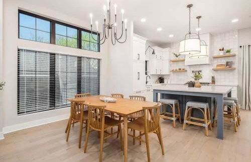 Chateau in the Village - Brand New 3BD 5BA - Foto 16