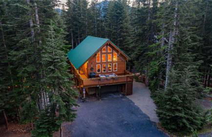 Alpine Retreat at Snoqualmie Pass- 5-Min to Slopes, Private Creek, BBQ, Fireplace, Smart TVs, Kids Games, Hi-Speed Wi-Fi - Foto 7