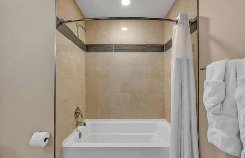 Modern High-Rise Condo in Central Downtown | Gym - Foto 9