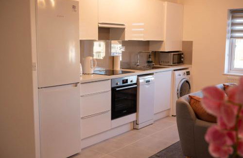 Walnut Flat, 2-Bedroom with Ensuite - Parking, Netflix, WIFI - Close to Oxford, Bicester & Blenheim Palace - F4 - Photo 2