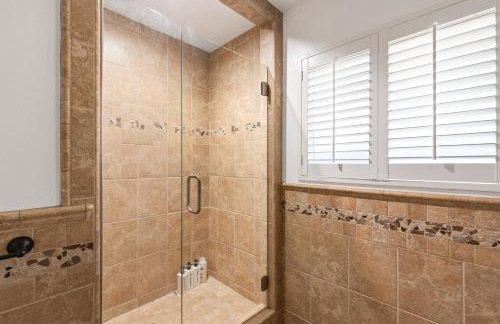 Modern Oasis with Pool & Jacuzzi near Universal Studios - Foto 30