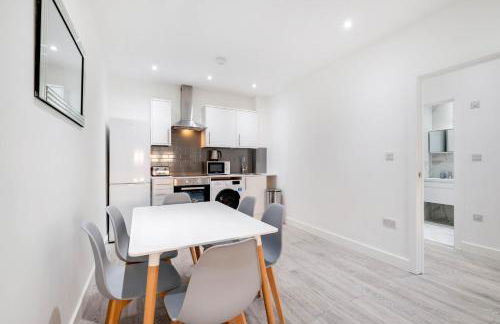 Luxurious 1 Bed Serviced Apartment with Wi-Fi - Photo 31