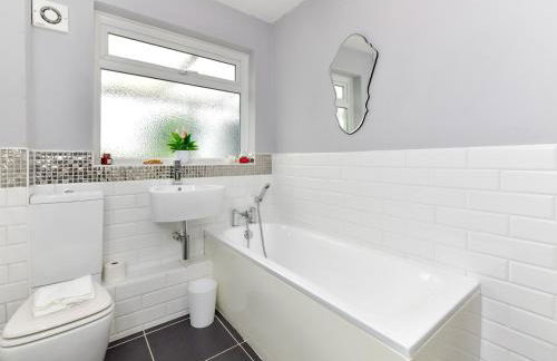 Spacious 4 Bedroom home with Parking Garden - Pass the Keys - Foto 37