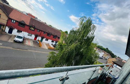 Charming 2 Bedroom Flat with Urban Views - Foto 22