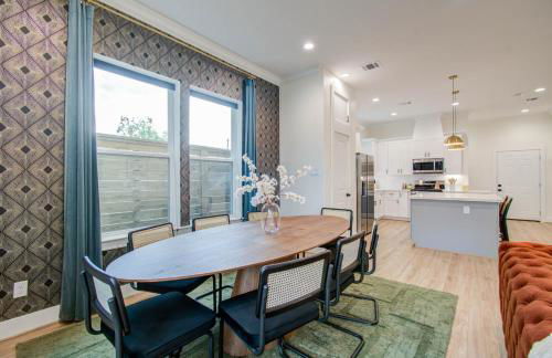 Houston Entertainment Haven - Photo 19