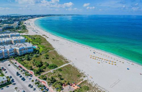 Gorgeous Beach view balcony with heated pool - Foto 9