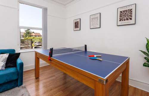 Flatzy - Sleeps 16 Near Football Ground & Ping Pong Table - Foto 39