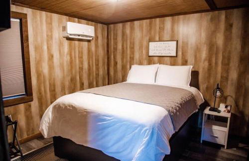 Rustic Chic Alabama Cabin w Loft Fire Pit Pet Friendly Fenced Yard Lake Guntersville - Coco Chateau - Foto 22