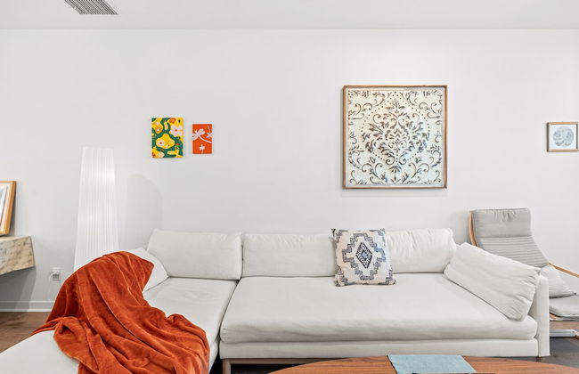 Chic Modern Retreat With Stunning Views - Photo 12