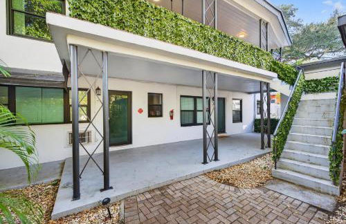 Sunny 2-Bedroom Miami Retreat with a Bright, Spacious Living Area & Relaxing Outdoor Seating - Foto 28