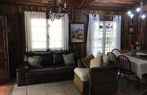 Lindo e aconchegante chalé com piscina, lareira e churrasqueira - Foto 22