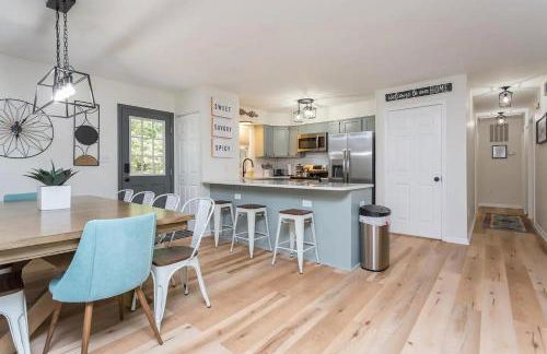 In The Woods - 5 BR Chalet with Game Room, Fire Table and Hot Tub - Foto 16