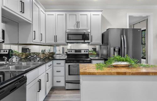 Iris Manor Luxury Modern Stay Near UAB - Photo 16