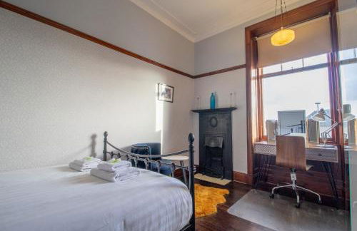 Beautiful, traditional 2 bed flat w free parking - Pass the Keys - Photo 36