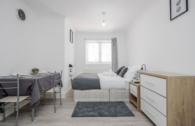 Remarkable 1-bed Studio in Dagenham - Photo 1