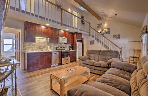 Fireplace and Stream Access Cozy Grand Lake Retreat - Foto 6