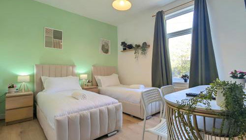 Charming 3-Bed Home Near Centre Free Parking - Foto 2