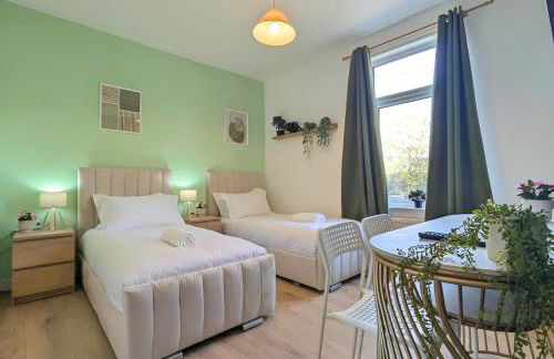 Charming 3-Bed Home Near Centre Free Parking - Foto 2