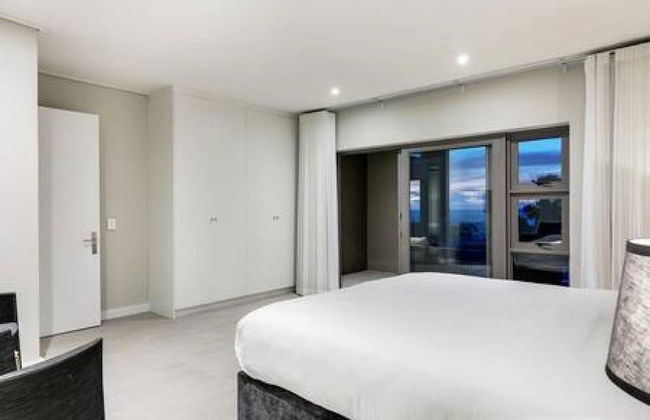 Large 9 Bedroom Villa in Camps Bay w Pool Apostles Views - Photo 15