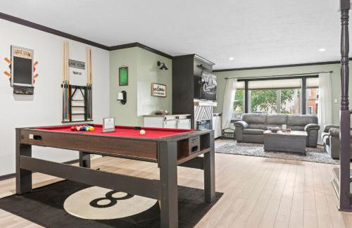 Luxe Suite with Pool Table, King Bed, 3 TVs, & Free Parking - Foto 11