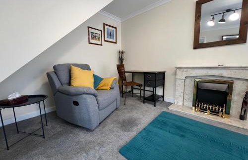 Superb Comfy 2 Bed House, Responsive & Caring Hosts Free WiFi & Parking, Close to MK Centre, Train Station, Santander, Network Rail by Webbhill Stays - Foto 43