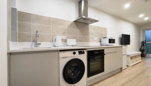 2 Bed Chippenham House with Parking - Photo 3, stove, toaster
