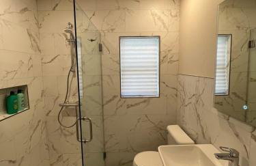 Superb location steps to DT and UT - Foto 25