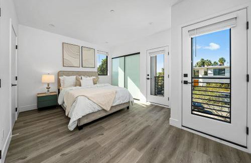7 BR double house with parking and a backyard in LA - Foto 1