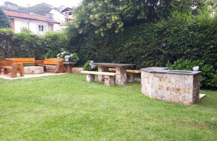 Chale de Madeira - Lareira e Fogueira---lindo gramado com mesa para café da manhã, churrasqueira e fogueira - Foto 10