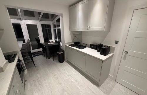 Luxury 4 Bedroom House in Harrow with Free Parking - Foto 10
