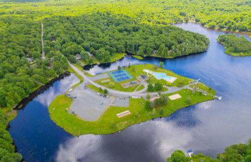 Pocono Lake Escape, includes Golf Cart, Firepit - Foto 80
