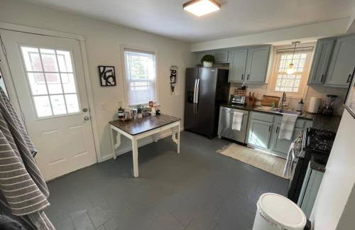 New! Cozy 4-bedroom w/ free parking. Dogs welcome! - Foto 18