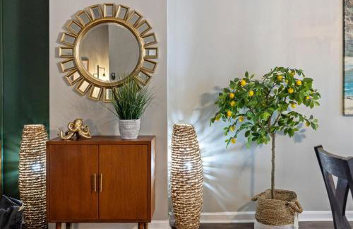 Chic Home with Large Private Yard! Hot Tub, Close To Downtown - Foto 23