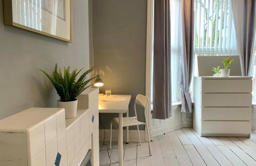 6BR Home with Parking Near Wolverhampton - Foto 45