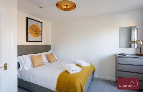 Woking 2 Bedroom House Parking Garden - Photo 7