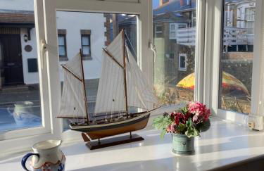 Trafalgar, lovely ground floor flat with outside patio garden, minutes walk to seafront - Photo 9