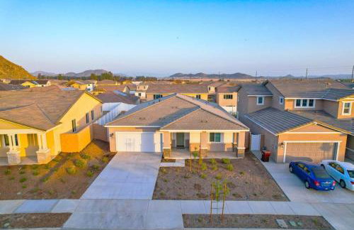 Entire Private Home with 4 Bedrooms 2 Bathrooms, Mountain Edge, New House, Ranch, Gated Yard, Available Now - Foto 41