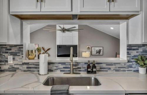 Swim and Relax In our Pool and Hot Tub and Recently Renovated - Foto 11