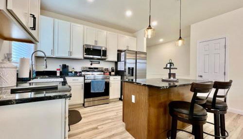 Beautiful NEW Ranch Home with a large deck and games - Foto 5