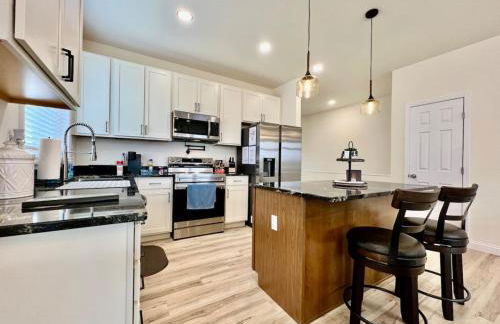 Beautiful NEW Ranch Home with a large deck and games - Foto 5