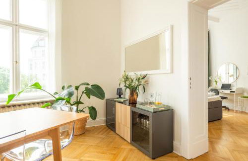 KAISER 02 by ROCKCHAIR Apartments l SUPERHOST Status l 3 Bedrooms Boxspringbeds 2 Bathrooms l Cozy Family & Business Flair 155 sqm 3 Balcony 2nd Floor Elevator up to 10 guests welcomes you! - Foto 5