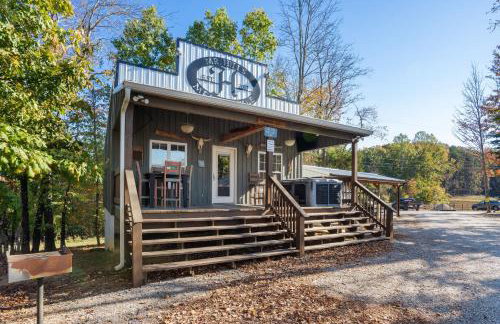 Mr Hills Mercantile Cabin with a hot tub - Photo 6